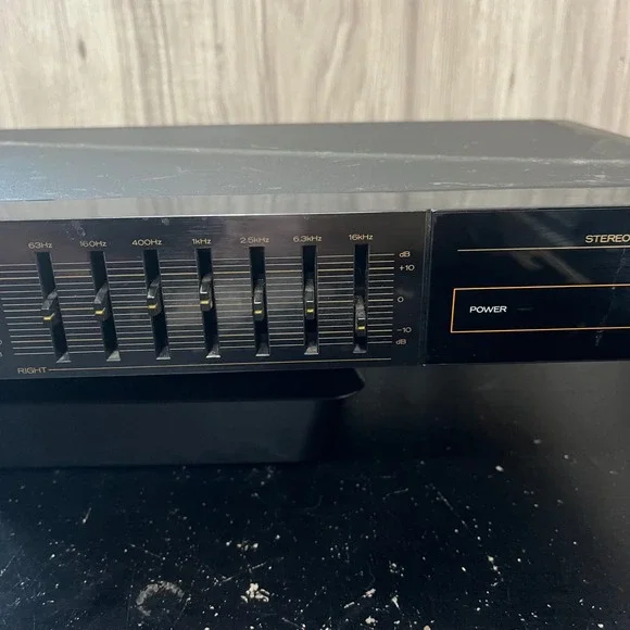 MITSUBISHI DA-G108 7-Band Stereo Graphic Equalizer Powers On (read) - Picture 4 of 10